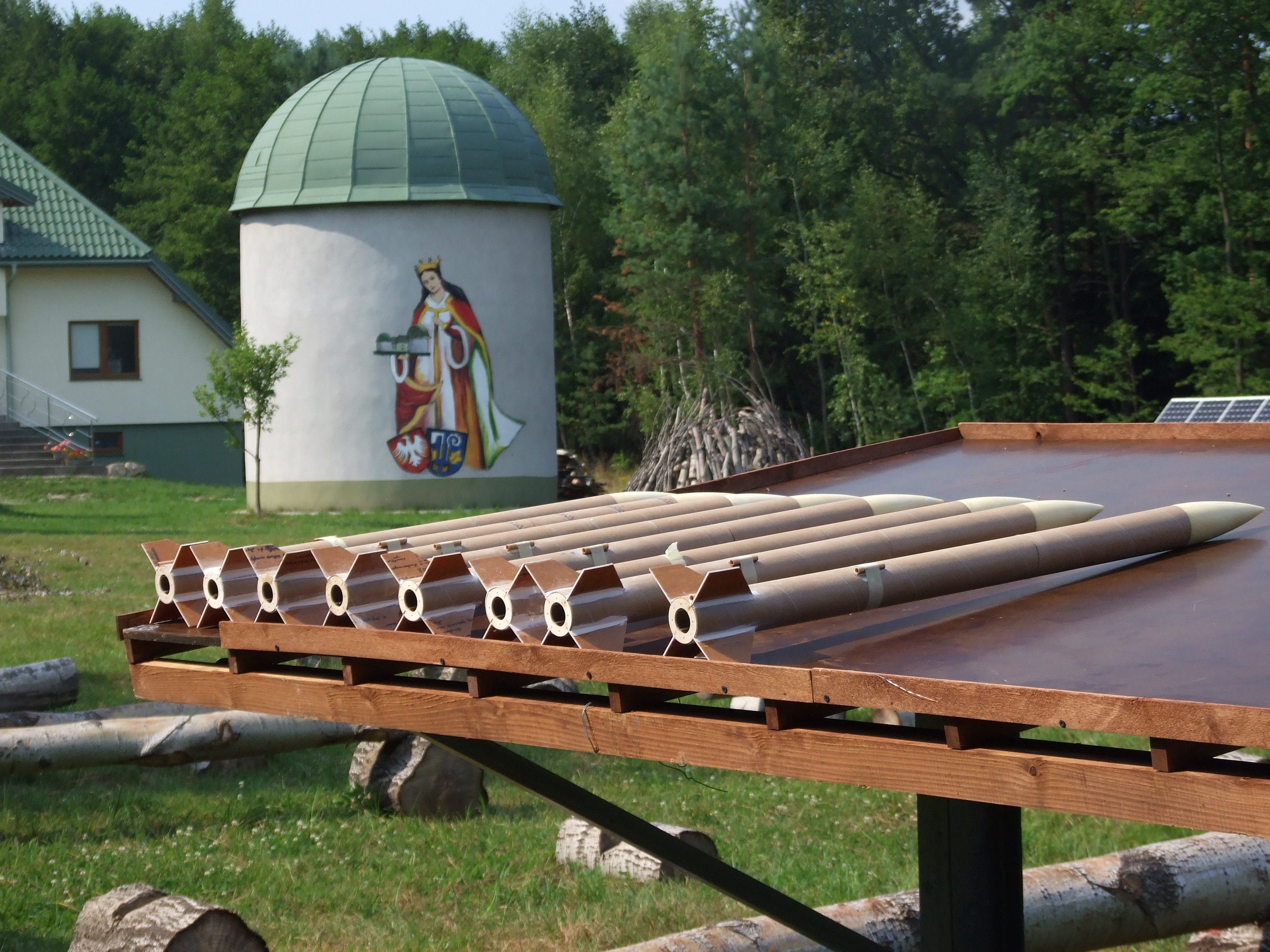 Wygrzewanie na słonku, by szybciej wiązała żywica. W tle kopuła obserwatorium.
