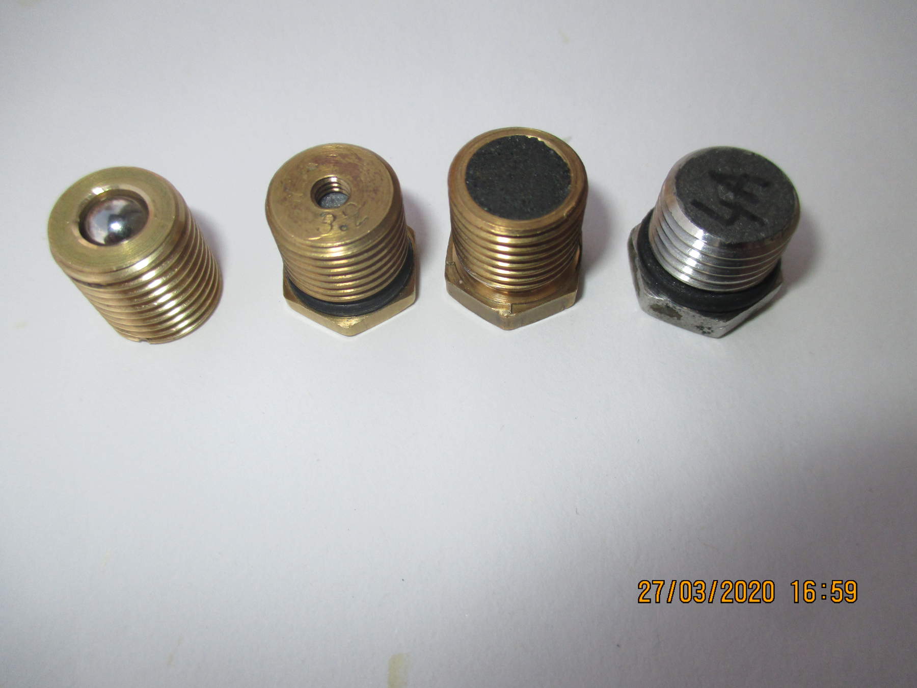 Zawór zwrotny od góry i pirozawory.