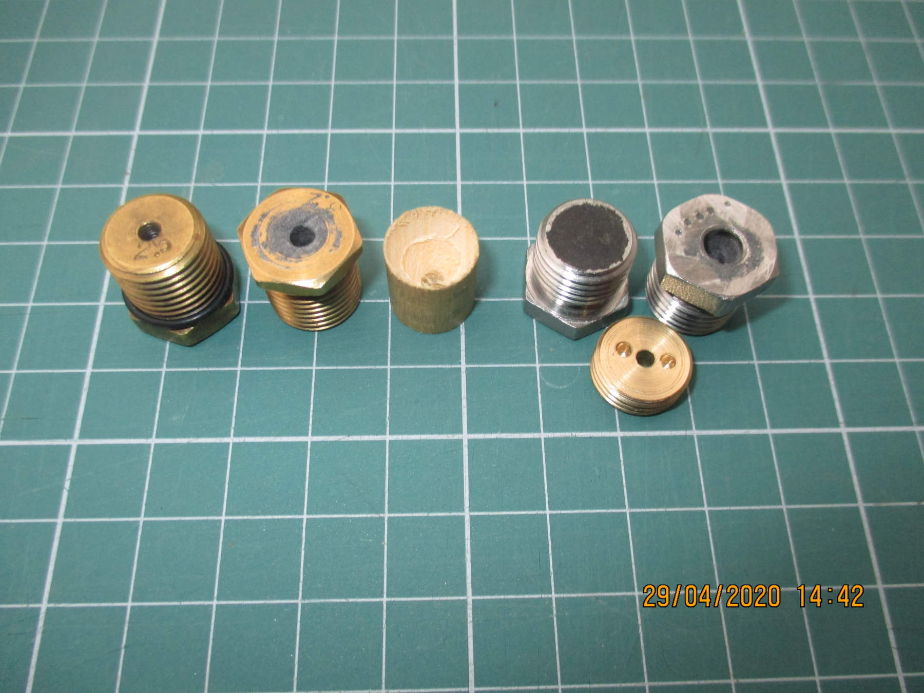 Wtryski 3 i stożek prowadzący.