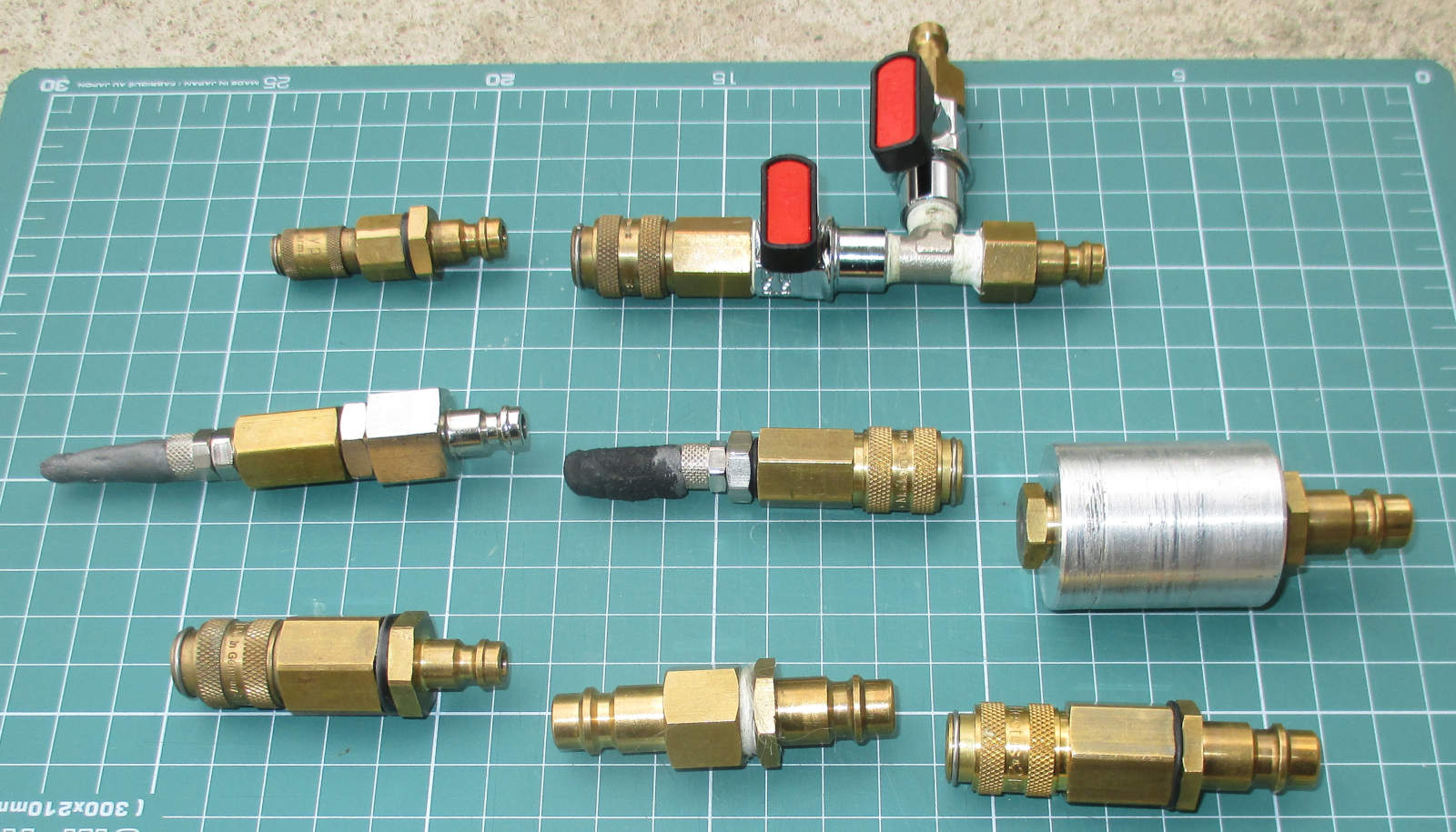 Złącza do tankowania,sprawdzeni szczelności wtrysków i przejściówki.