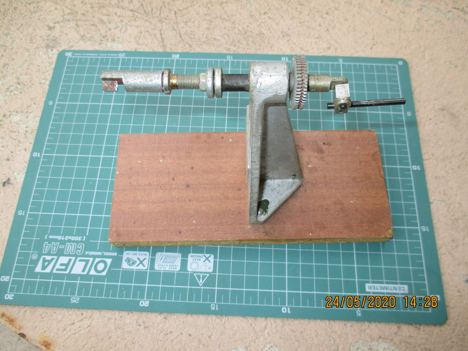 Przyrząd do skręcania przewodów.