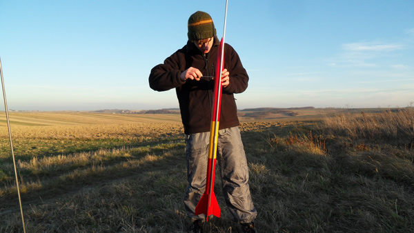 Przykręcanie ostatniej śrubki przed startem.